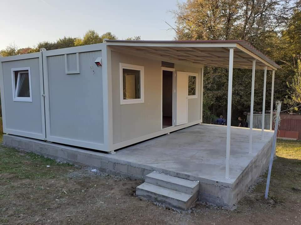Stambeni kontejner sa nadstrešnicom i stepenicama